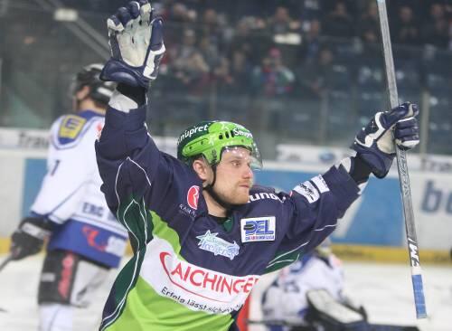 Allen Grund für einen Freudentanz: Björn Barta steuerte einen Treffer zum 4:3-Derbysieg gegen Ingolstadt bei, und hat jetzt mit den Eistigern wieder beste Chancen auf die Playoff-Runde.