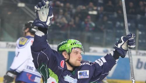 Allen Grund für einen Freudentanz: Björn Barta steuerte einen Treffer zum 4:3-Derbysieg gegen Ingolstadt bei, und hat jetzt mit den Eistigern wieder beste Chancen auf die Playoff-Runde. Allen Grund für einen Freudentanz: Björn Barta steuerte einen Treffer zum 4:3-Derbysieg gegen Ingolstadt bei, und hat jetzt mit den Eistigern wieder beste Chancen auf die Playoff-Runde.