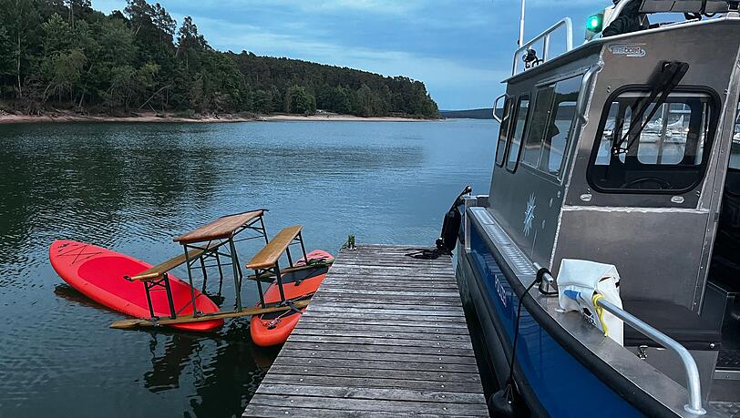 Das Trio war auf einer Konstruktion aus Surfbrettern und einer Bierbank auf dem Brombachsee unterwegs. Bild: Polizei Mittelfranken