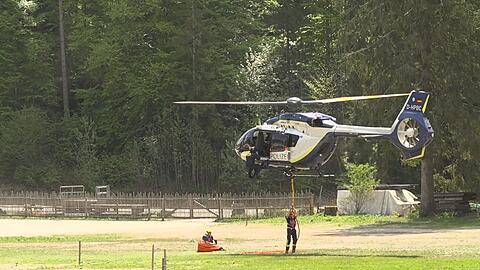 Mit Helikoptern wird versucht, den Brand aus der Luft zu l&ouml;schen.
