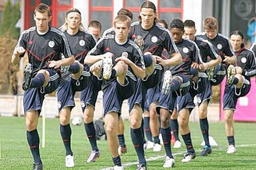 Die Beine hoch! Die Stars des FC Bayern um Nationalspieler Philipp Lahm (r.) bereiten sich diszipliniert aufs Halbfinale gegen Olympique Lyon vor.