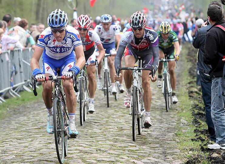 Paris - Roubaix: 258 kraftraubende Kilometer, davon über 50 auf den berühmt-berüchtigten Pflastersteinen müssen die Radprofis bewältigen.