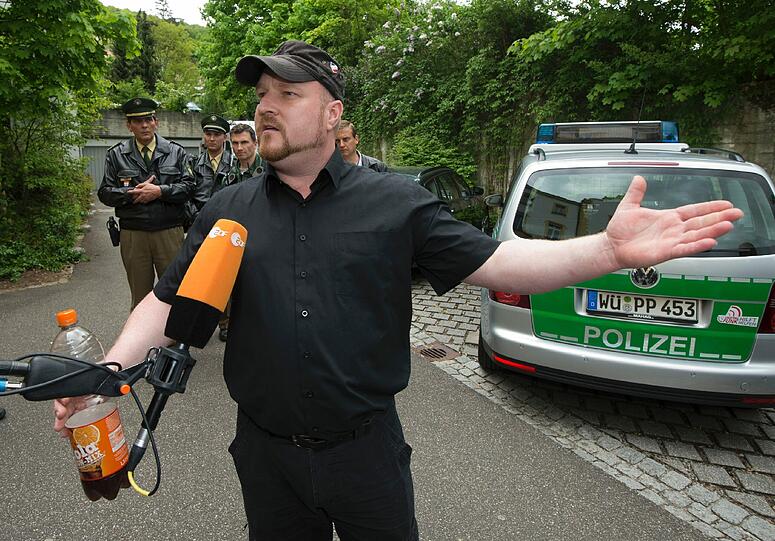 Vor dem Amtsgericht in Gemünden am Main wird Wiese von Journalisten befragt.