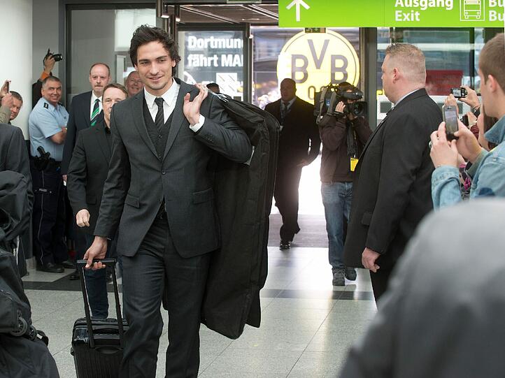 Auch der BVB ist nach London abgeflogen: Am Flughafen hatten die Dortmunder die Spielerfrauen dabei. Die Bilder.