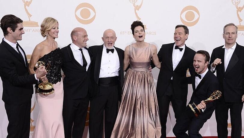 Das Team von "Breaking Bad" freut sich auf dem roten Teppich über den Emmy für die beste Drama-Serie Das Team von "Breaking Bad" freut sich auf dem roten Teppich über den Emmy für die beste Drama-Serie