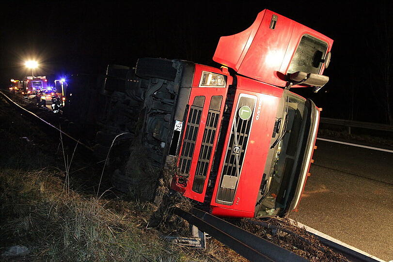 Ein LKW verunfallt auf der A 8 bei Frasdorf: Vollsperrung.
