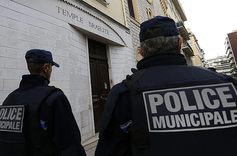 Die Sicherheitsmaßnahmen in der französischen Hauptstadt wurden massiv verstärkt. Jetzt hat die Polizei 12 Verdächtige festgenommen, die möglicherweise in die Terroranschläge von Paris verwickelt sind.