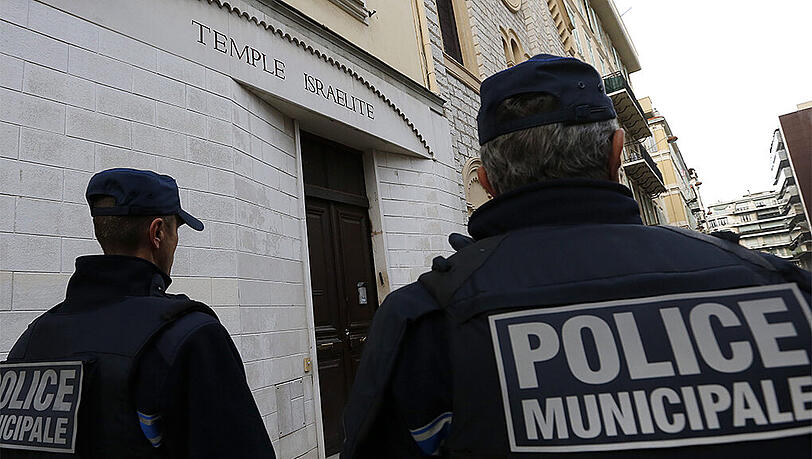 Die Sicherheitsmaßnahmen in der französischen Hauptstadt wurden massiv verstärkt. Jetzt hat die Polizei 12 Verdächtige festgenommen, die möglicherweise in die Terroranschläge von Paris verwickelt sind. Die Sicherheitsmaßnahmen in der französischen Hauptstadt wurden massiv verstärkt. Jetzt hat die Polizei 12 Verdächtige festgenommen, die möglicherweise in die Terroranschläge von Paris verwickelt sind.