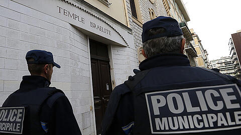 Die Sicherheitsmaßnahmen in der französischen Hauptstadt wurden massiv verstärkt. Jetzt hat die Polizei 12 Verdächtige festgenommen, die möglicherweise in die Terroranschläge von Paris verwickelt sind.