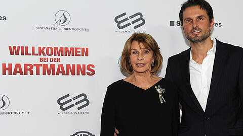 Die Schauspielerin Senta Berger und ihr Sohn, Regisseur Simon Verhoeven, bei der Premiere ihres Films "Willkommen bei den Hartmanns" im Matthäer Filmpalast in München.