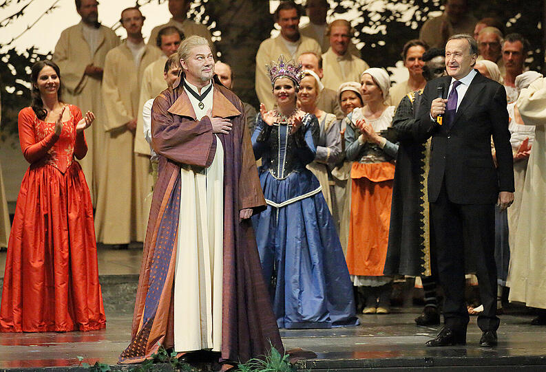 Hanna-Elisabeth Müller (in rot), René Pape und Nikolaus Bachler nach der Vorstellung der "Zauberflöte".