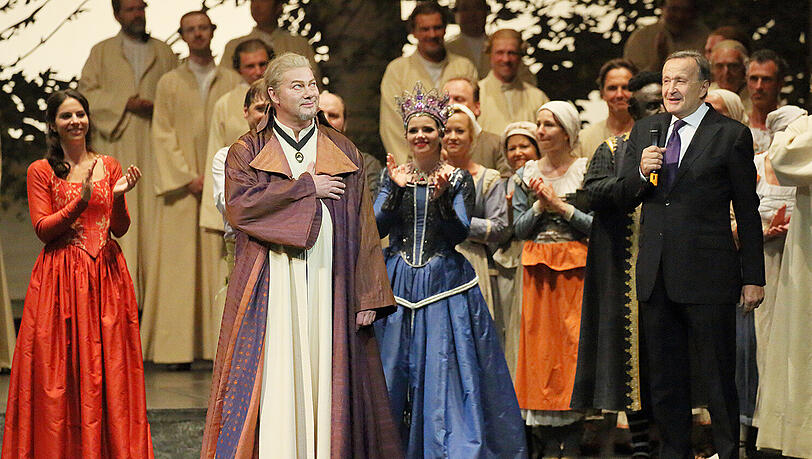 Hanna-Elisabeth Müller (in rot), René Pape und Nikolaus Bachler nach der Vorstellung der "Zauberflöte". Hanna-Elisabeth Müller (in rot), René Pape und Nikolaus Bachler nach der Vorstellung der "Zauberflöte".