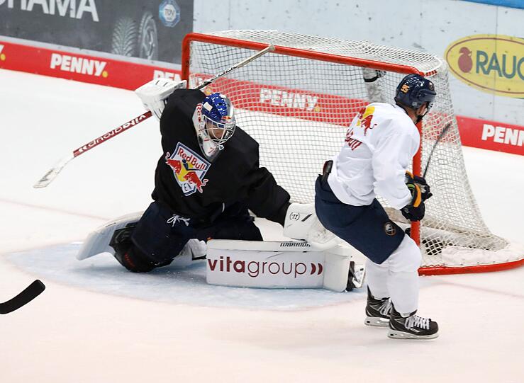 Eis-Trainingsauftakt beim EHC: Das Training leitet Co-Trainer Steve Walker, NHL-Star Dominik Kahun (r.) ist auch dabei.