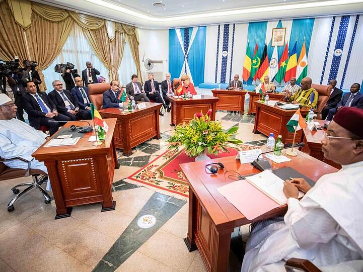Bundeskanzlerin Merkel (hinten) berät mit den Präsidenten der zur Regionalorganisation G5 Sahel gehörenden Länder Burkina Faso, Mali, Niger, Mauretanien und Tschad.