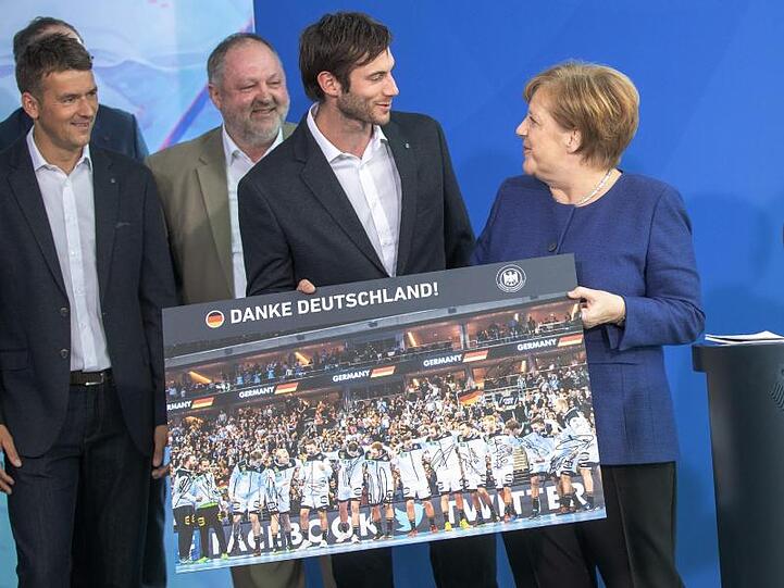 Bundeskanzlerin Angela Merkel empfing in Berlin die deutsche Handball-Nationalmannschaft.