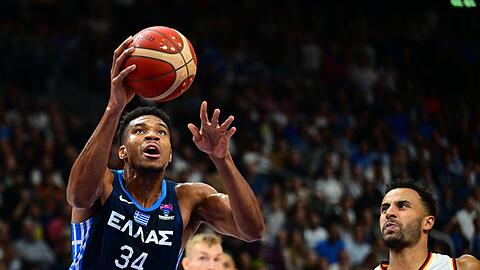 Der griechische Superstar Giannis Antetokounmpo (l) zieht zum Korb.