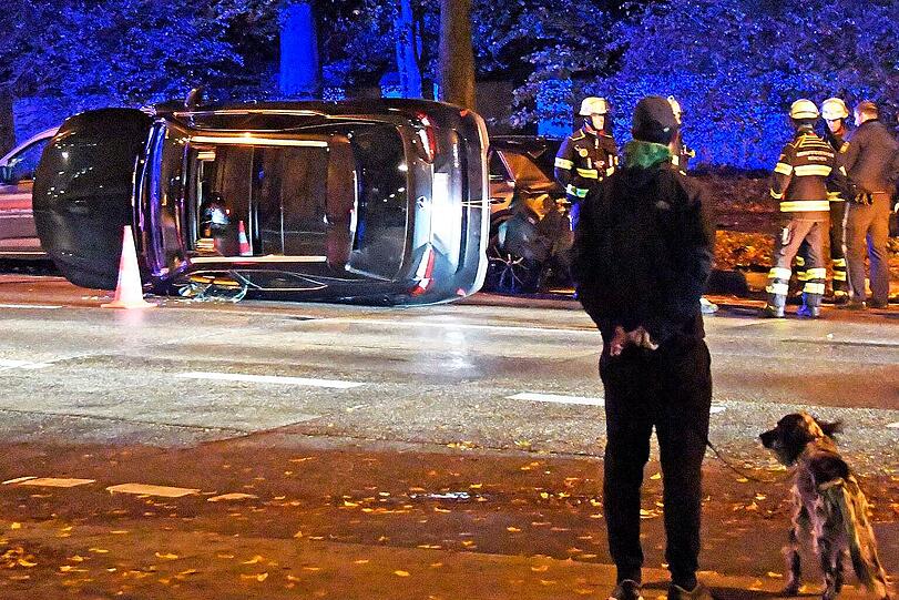 Bei einem Unfall in der St.-Martin-Straße kippte dieser Lexus am Morgen um.