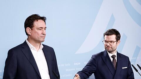 Bundesjustizminister Marco Buschmann (r) streckt Georg Eisenreich die Hand entgegen.