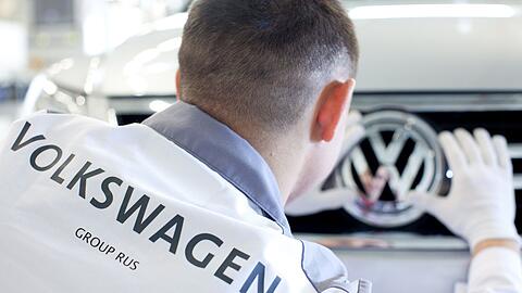 Ein VW-Mitarbeiter 2009 im Volkswagenwerk im russischen Kaluga.