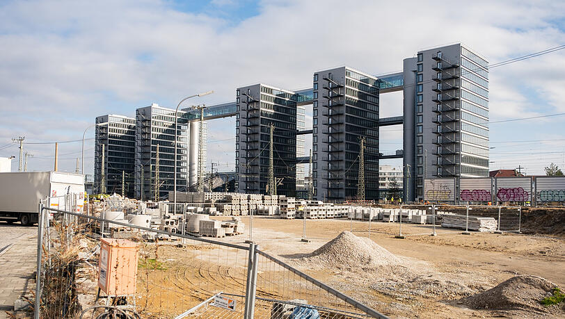 Die Towers sind gleich an der Stammstrecke - hier soll auch eine neue Fußgänger- und Radlbrücke entstehen. Das dauert aber noch.