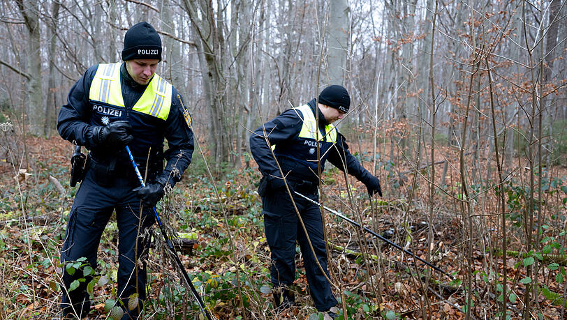 Polizisten durchsuchen ein Waldstück im Forstenrieder Park. Ein Spaziergänger hatte am Tag zuvor im Forstenrieder Park eine Frauenleiche gefunden. Nach erster Einschätzung ist eine Gewalttat nicht auszuschließen.