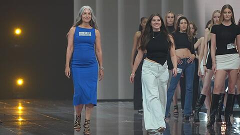 Ursula (56) findet: "Fr&uuml;her war ab 50 alles vorbei. Die Zeiten haben sich ge&auml;ndert!". Heidi Klum gibt ihr Recht und l&auml;sst sie und weitere "Bestagerinnen" in die n&auml;chste Runde.