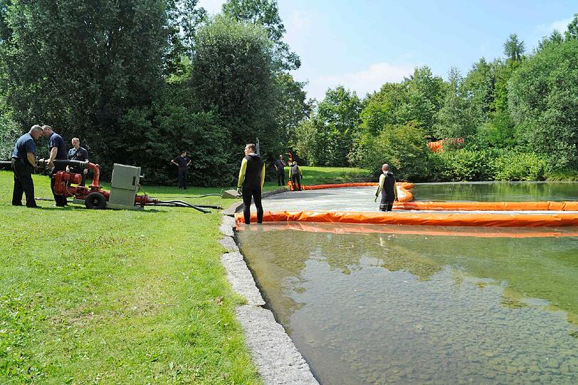 Irre haben Feuerlöscher-Pulver auf einem See in Perlach verspritzt - Mit speziellen Barrieren versuchte die Feuerwehr, den kontaminierten See zu reinigen. Der Einsatz dauert stundenlang. Die Bilder