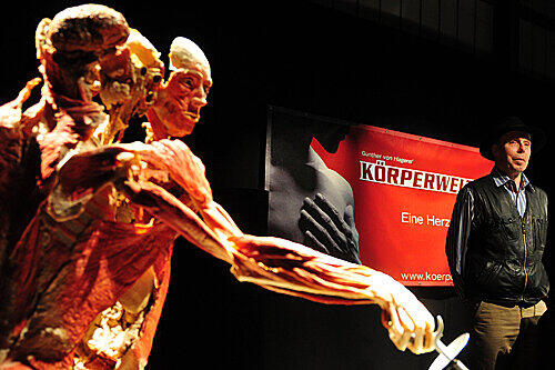Gunther von Hagens mit einer Leiche, die als Fechter ausgestellt ist. "Körperwelten" ist nach wie vor umstritten.