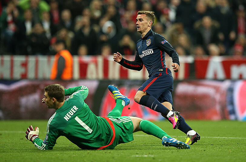 Das Aus für die Bayern: Atlético-Stürmer Antoine Griezmann trifft gegen Manuel Neuer zum 1:1 im Champions-League-Halbfinale.