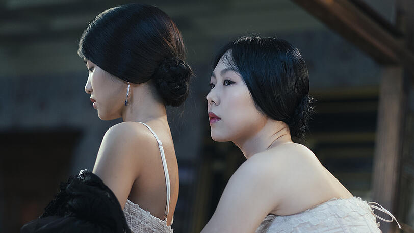 Lady Hideko (Kim Min-hee) hat Sookee (Kim Tae-ri, rechts) als Zofe engagiert. Aber sie treibt ein unheimliches Spiel.