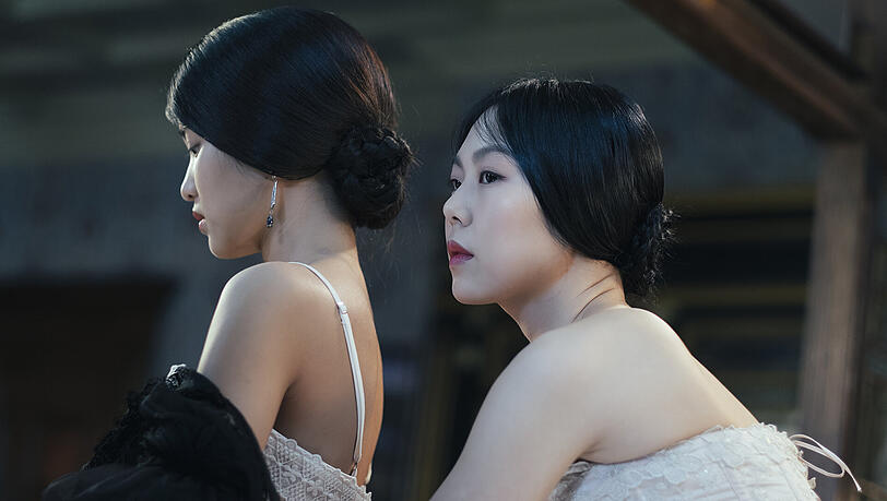 Lady Hideko (Kim Min-hee) hat Sookee (Kim Tae-ri, rechts) als Zofe engagiert. Aber sie treibt ein unheimliches Spiel. Lady Hideko (Kim Min-hee) hat Sookee (Kim Tae-ri, rechts) als Zofe engagiert. Aber sie treibt ein unheimliches Spiel.
