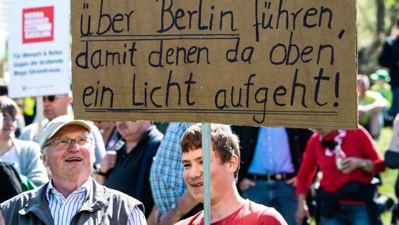 Teilnehmer mit Flaggen und Transparenten demonstrieren am Fuße der Brandenburg in Thüringen gegen die geplante Suedlink-Stromtrasse. Teilnehmer mit Flaggen und Transparenten demonstrieren am Fuße der Brandenburg in Thüringen gegen die geplante Suedlink-Stromtrasse.
