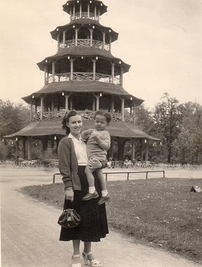 Auf dem Arm der Mama am Chinesischen Turm.
