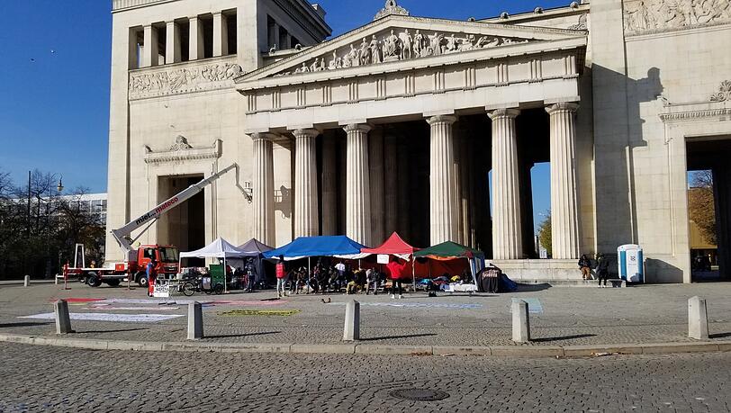 Das Protestcamp steht nun vor den Propyläen.