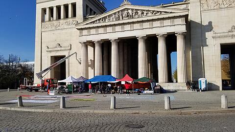 Das Protestcamp steht nun vor den Propyläen.