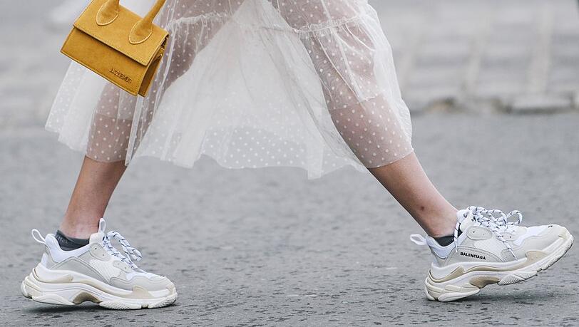 Der TikTok-Trend namens Wrong Shoe Theory sorgt f&uuml;r Stilbr&uuml;che im Outfit und somit f&uuml;r ganz besondere Looks.