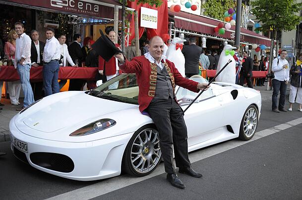 Posiert mit Zylinder: Michael Ecker im Jahr 2008 mit seinem Ferrari F430 Posiert mit Zylinder: Michael Ecker im Jahr 2008 mit seinem Ferrari F430