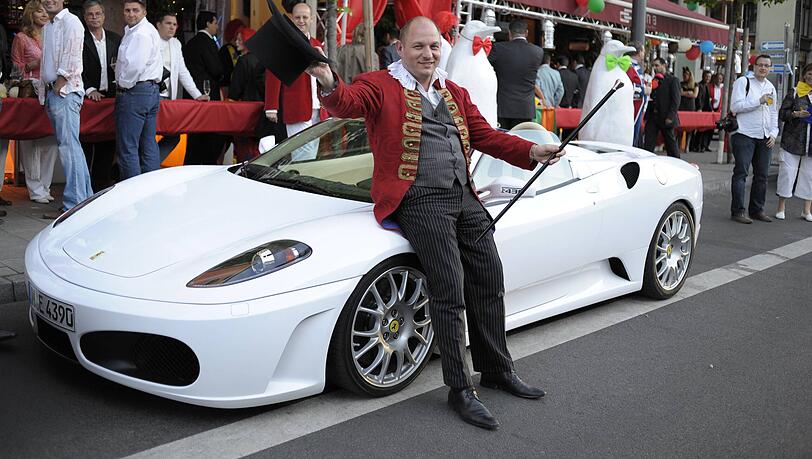 Posiert mit Zylinder: Michael Ecker im Jahr 2008 mit seinem Ferrari F430