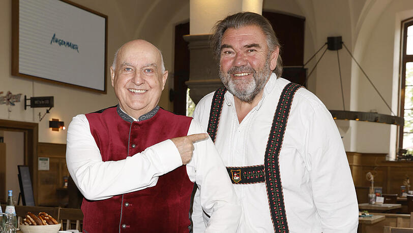 Angermaier-Chef Axel Munz und Schauspieler Peter Rappenglück (“Hubert ohne Staller“) sind alte Freunde. Jetzt spielt der 63-Jährige die Hauptrolle im Kurzfilm „Der Weiderer“. Angermaier-Chef Axel Munz und Schauspieler Peter Rappenglück (“Hubert ohne Staller“) sind alte Freunde. Jetzt spielt der 63-Jährige die Hauptrolle im Kurzfilm „Der Weiderer“.