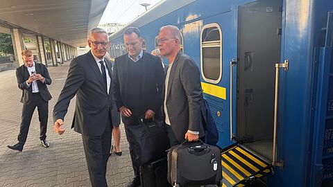 Spahn und Miersch werden bei ihrer Ankunft in Kiew vom deutschen Botschafter Jäger begrüßt.