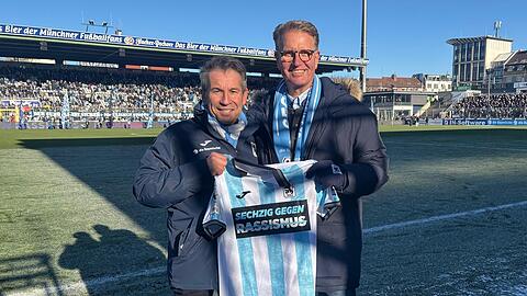 Löwen-Präsident Gernot Mang (l.) und Martin Gräfer, Vorstand von Hauptsponsor "die Bayerische". Löwen-Präsident Gernot Mang (l.) und Martin Gräfer, Vorstand von Hauptsponsor "die Bayerische".