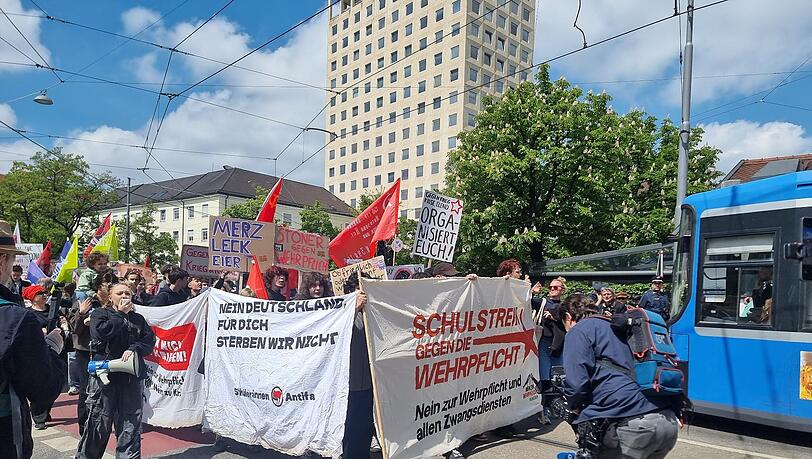 Demonstration in M&uuml;nchen gegen die geplante Wehrpflicht am 08.05.2026.