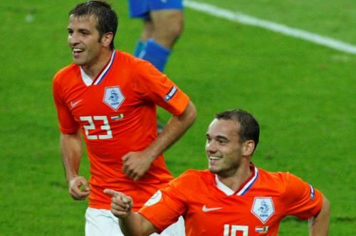 Wesley Sneijder (vorn) und Rafael van der Vaart im Oranje-Trikot. Bei Real Madrid stehen die beiden Niederländer vor dem Aus.