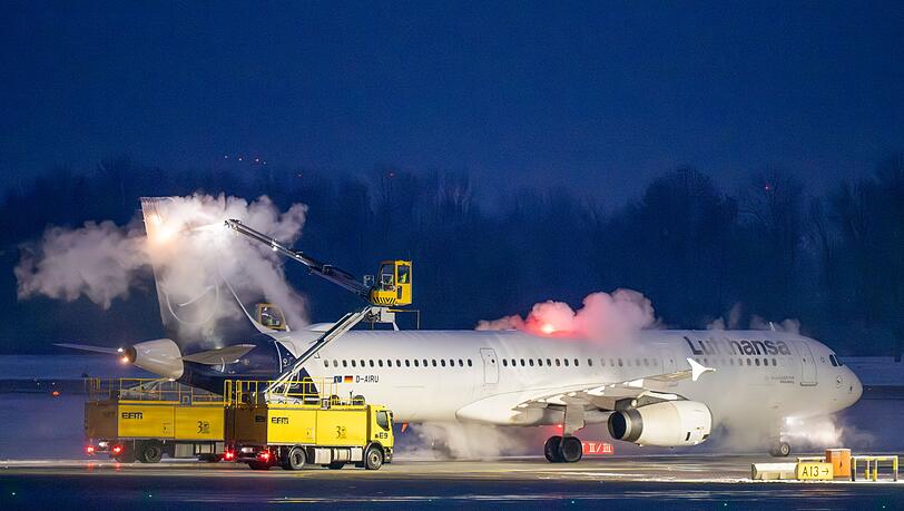 Fünf Lufthansa-Flugzeuge konnten wegen Schneefalls in der Februarnacht nicht abheben. (Symbolbild) Fünf Lufthansa-Flugzeuge konnten wegen Schneefalls in der Februarnacht nicht abheben. (Symbolbild)