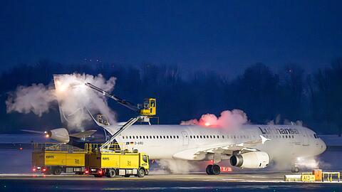 F&uuml;nf Lufthansa-Flugzeuge konnten wegen Schneefalls in der Februarnacht nicht abheben. (Symbolbild)