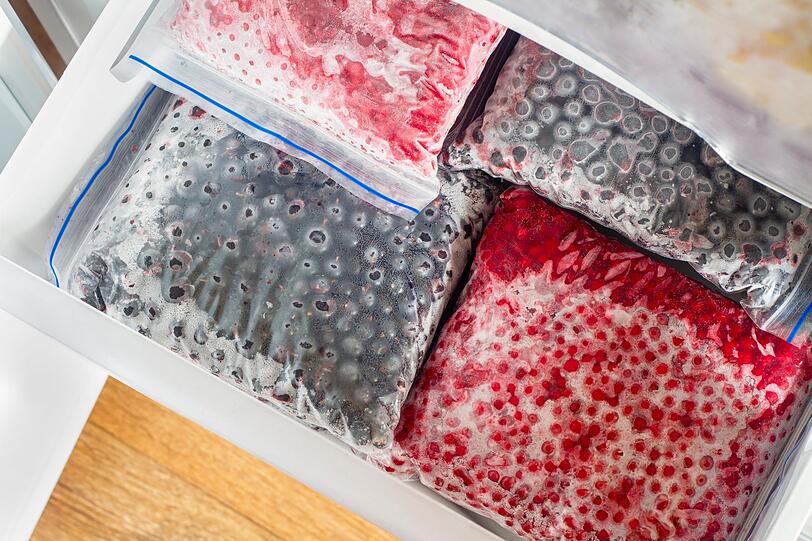 Braune Bananen, reife Beeren, schrumpelige &Auml;pfel oder auch Pfirsiche mit Dellen k&ouml;nnen in Gefrierbeuteln oder Vorratsdosen eingefroren und sp&auml;ter zu Smoothies, Smoothie-Bowls, Eiscreme oder M&uuml;sli-Zutaten verarbeitet werden. Am besten wird &uuml;berreifes Obst portionsweise eingefroren. Bananen m&uuml;ssen vorher gesch&auml;lt, Steinobst, &Auml;pfel und Birnen vorab entkernt werden.