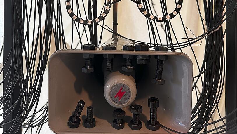 Die Installation „Grobian“ beleidigt einen erst einmal liebevoll am Eingang, wenn man vor ihm nur abwartet. Die Installation „Grobian“ beleidigt einen erst einmal liebevoll am Eingang, wenn man vor ihm nur abwartet.