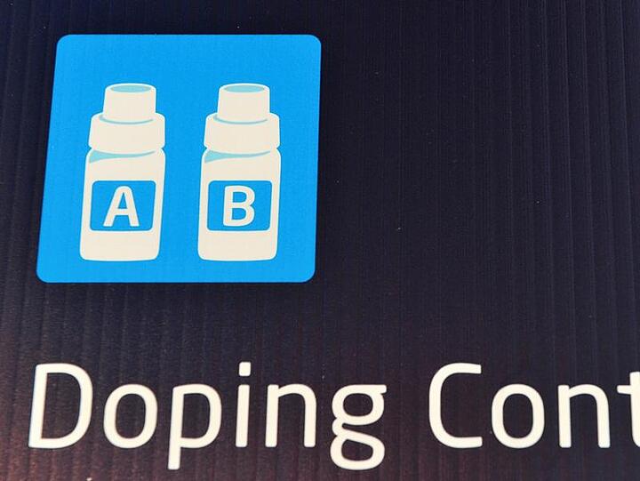 Ein Hinweisschild lotst die Athleten zur Dopingkontrolle.