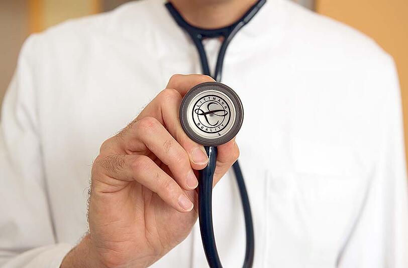 Beim Arzt erhielt der 50-jährige Mann die überraschende Diagnose. Auch er leidet an der erblichen Herzkrankheit, an der seine Mutter und sein Bruder verstorben sind. (Symbolbild)