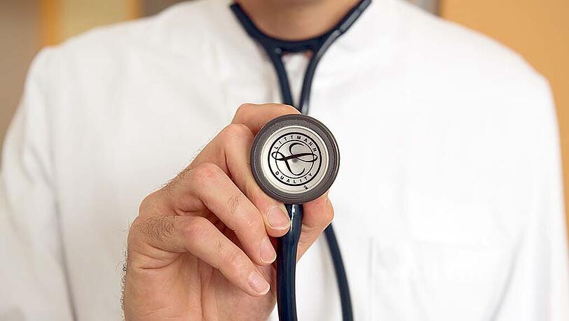 Beim Arzt erhielt der 50-jährige Mann die überraschende Diagnose. Auch er leidet an der erblichen Herzkrankheit, an der seine Mutter und sein Bruder verstorben sind. (Symbolbild) Beim Arzt erhielt der 50-jährige Mann die überraschende Diagnose. Auch er leidet an der erblichen Herzkrankheit, an der seine Mutter und sein Bruder verstorben sind. (Symbolbild)